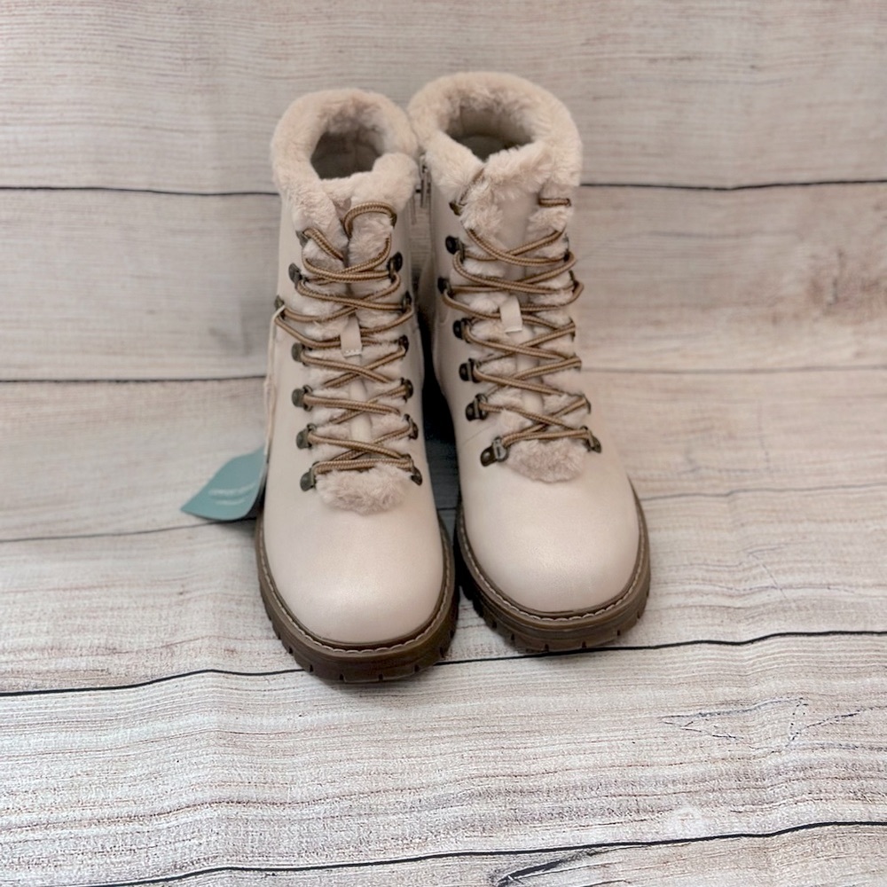 Cliff by white mountain boot